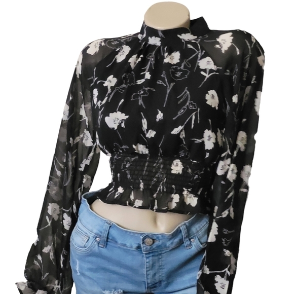 Boutique Cropped Floral Print Smocked Waist Blouse Long Sleeve - Picture 3 of 11